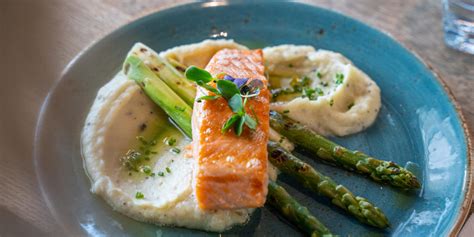 Salmón a la parrilla con puré de patatas y espárragos Receta