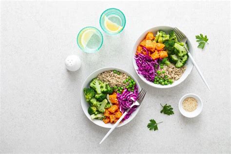 Almuerzo vegetariano de quinoa y brócoli buddha bowl con al horno