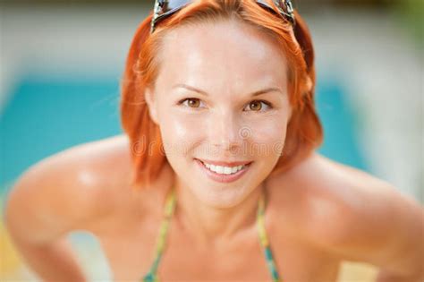 Femme De Sourire Dans Le Bikini Dans Le Regroupement Photo Stock