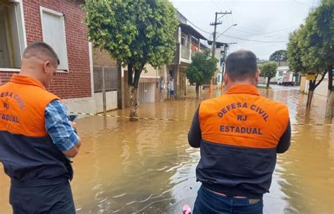 Temporal alaga ruas de Petrópolis e impressiona moradores Brasil