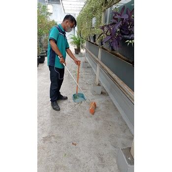 Jual Perawatan Taman Menyapu Sampah Gardener Graha Zurich