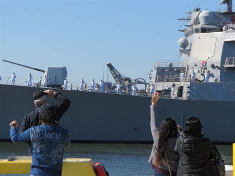 DVIDS - Images - USS Farragut Departing for Deployment [Image 14 of 18]