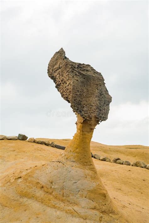 The Queen S Head Rock of Yehliu Geopark Stock Photo - Image of side ...