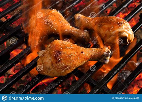 Pernas De Frango Grelhadas Na Grelha Inflamada Imagem De Stock Imagem