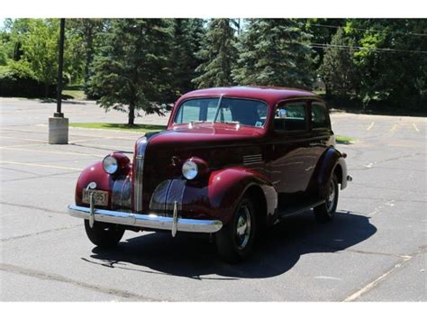 1939 Pontiac Silver Streak - American Hot Rods