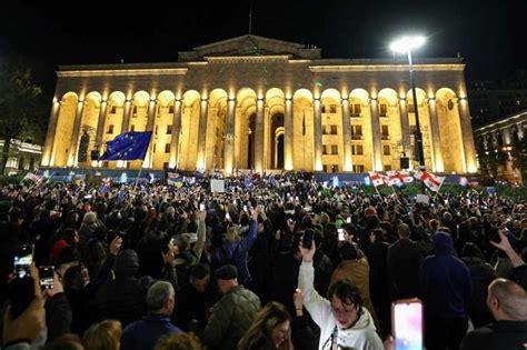 G Orgie Des Milliers De Manifestants D Noncent Des L Gislatives