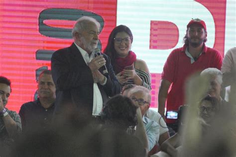 Lula critica privatizações promete acabar teto de gastos e é alvo