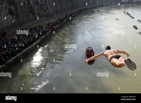 Rome Italy St Jan A Man Dives Into The Tiber River From The