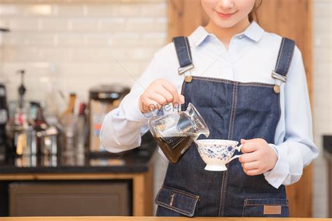 รูปนักชงกาแฟมือบาริสต้าหญิงอย่างใกล้ชิด Hd รูปภาพbarista กาแฟ กาแฟ