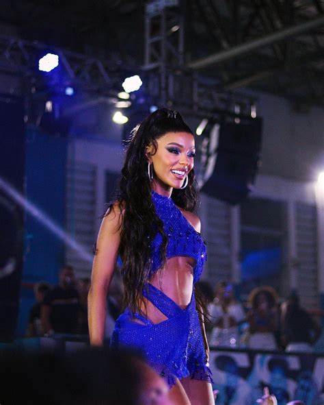 Brunna Gon Alves Comemora Posto De Destaque Da Beija Flor Feliz