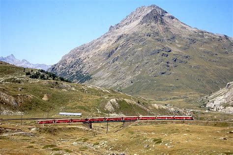 Rhb Regionalzug Von St Moritz Nach Tirano Am Auf Oberer