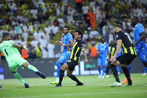 الهلال السعودي ضد اتحاد جدة الزعيم يحسم اللقاء بثلاثية ويتأهل لنصف