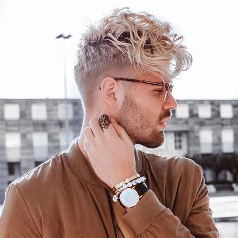 Frisuren Männer Undercut Locken Blond Gebleichtes haar Männer