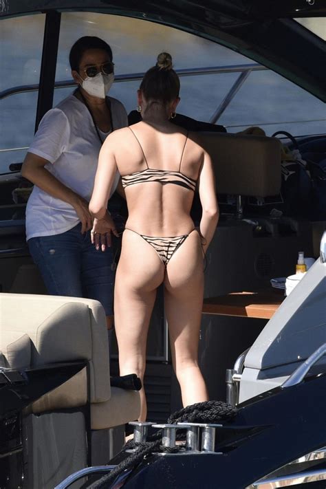 Hailey Baldwin Biebers Sexy Ass In Bikini And Tight Leggings 32 Photos The Fappening