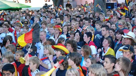 Fanarena So Viele Leute Waren Noch Nie Auf Dem Kirchplatz Video