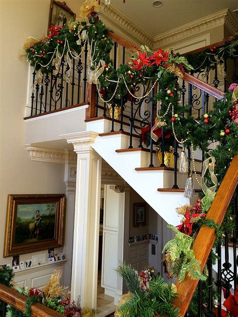 23 Gorgeous Staircase Christmas Decorating Ideas