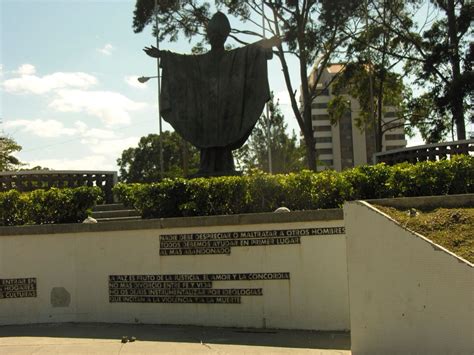 Monumento a San Juan Pablo II Final avenida Las Américas Ciudad de