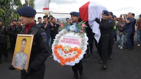 Momen Haru Penjemputan Jenazah Briptu Rudi Agung Ashari Di Manado