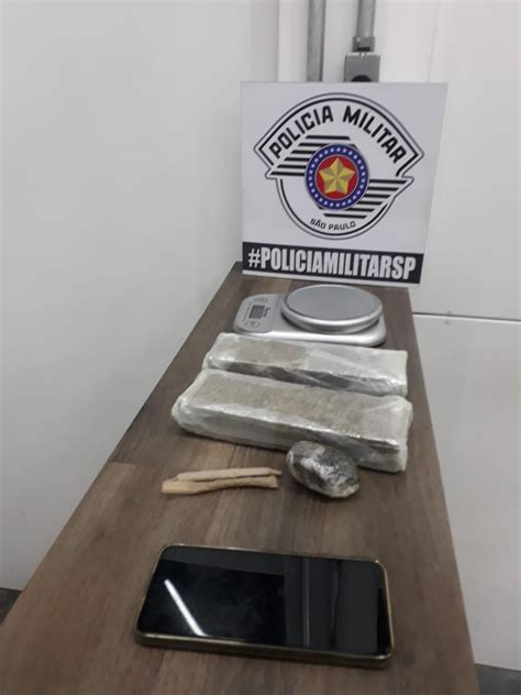 Pm Encontra Tijolos De Maconha Guardados Em Geladeira De Casa Em