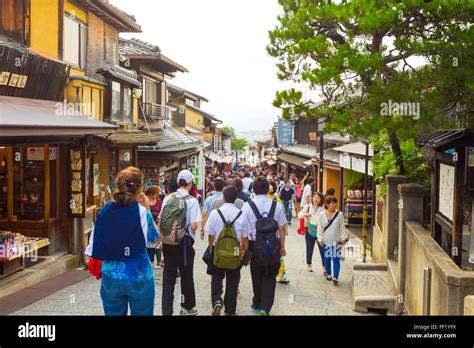 Calle De Tiendas Atestadas De Turismo Matsubara Dori Llena De Tiendas