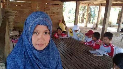 Belajar Berpindah Pindah Di Bawah Kolong Rumah Warga Siswa Sd Ini