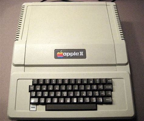 Working 1977 Apple II Computer Sold For $6,100 On eBay