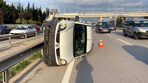 Hafif ticari araç taksiye çarpıp takla attı 3 yaralı Haberler