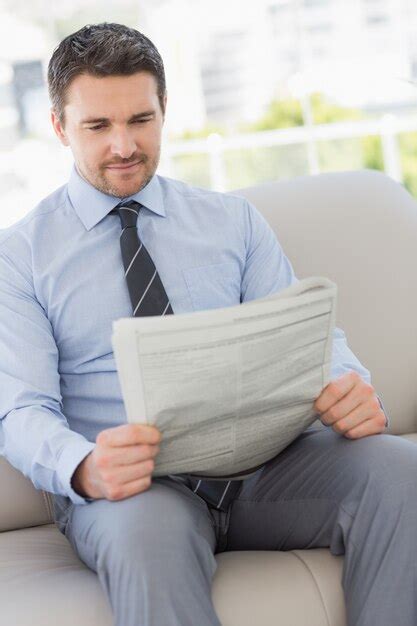 Hombre Joven Bien Vestido Leyendo Periódico En Casa Foto Premium