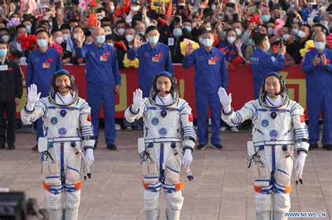 C R Monie D Au Revoir Pour Les Astronautes Chinois De La Mission