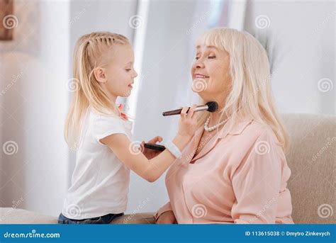 Faire De Petite Fille Compensent Sa Mamie Photo Stock Image Du