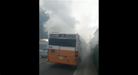 Autobus A Fuoco Autista Fa Scendere Tutti Prima Che Il Mezzo Prenda Fuoco