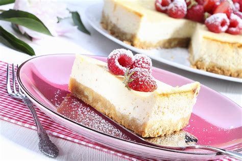 Ein St Ck K Sekuchen Mit Frischen Beeren Bild Kaufen Image