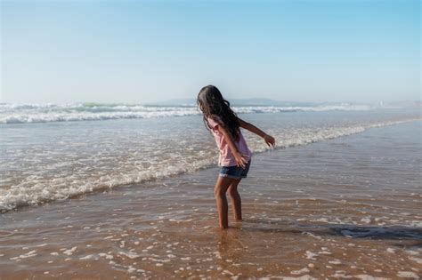 Garoto Se Divertindo Na Praia Foto Gr Tis