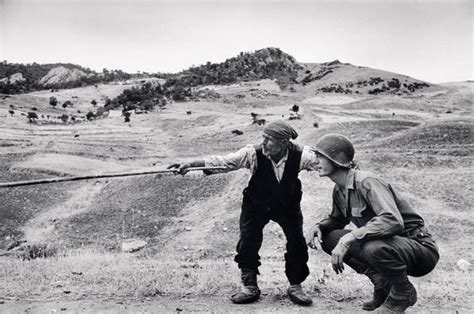 Ecco la storia di Robert Capa il più grande fotografo di guerra nel