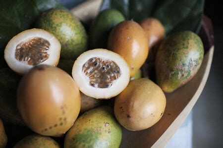 Fruta De La Pasi N O Maracuy El Fruto Tropical De Gelatinosa Y Dulce