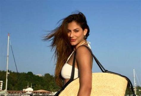 SBT TV Mari Gonzalez Exibe Bolsa De R 18 Mil Em Viagem Na Bahia