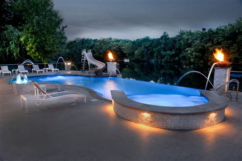 Morris IL Infinity Edge Swimming Pool And Hot Tub Contemporary