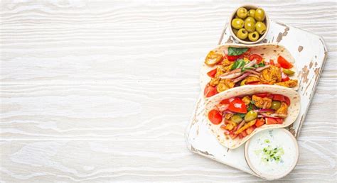 Le Pain Pita De Gyros De Plat Grec Traditionnel S Enroule Avec Photo