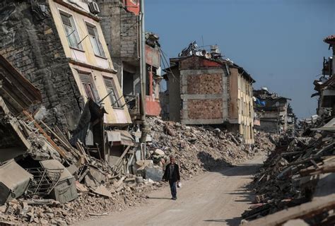 Ascienden a más de 43 000 los muertos en Turquía por los terremotos