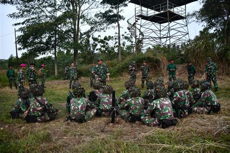 DANPASMAR 1 TINJAU LATIHAN SATUAN DASAR BRIGIF 1 MARINIR