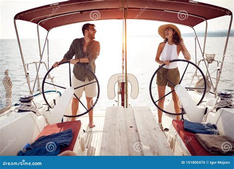 Les Couples Sexy Sur Le Bateau De Luxe Apprécient Des Vacances Photo Stock Image Du Océan