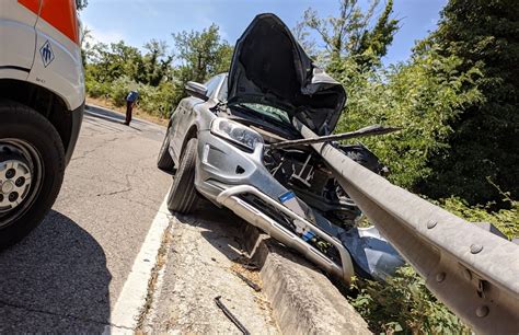 Il Guard Rail Trapassa Lauto Miracolato Un Automobilista Cronache