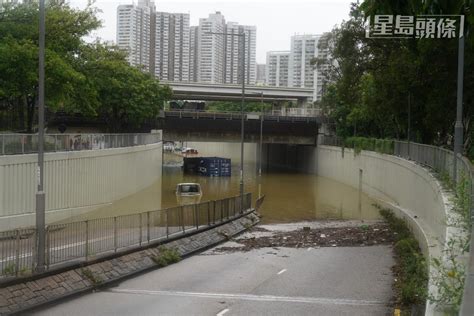 颱風蘇拉及黑雨索償總額達19億 的士都有得保索償個案不少於21宗 星島日報