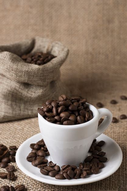 Kaffee geröstete bohnen in weißer tasse Kostenlose Foto