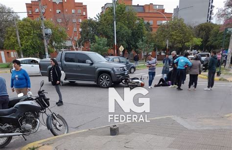 Diario22 Ar Chocaron Una Camioneta Y Una Moto En La Esquina De Una