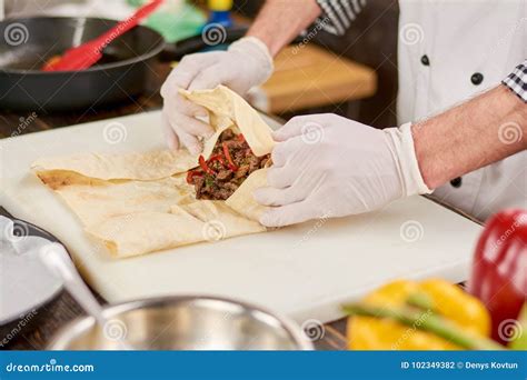 Cocinero Que Cocina Burito Mexicano Foto De Archivo Imagen De Picante