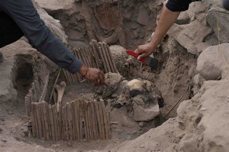 Descubren cinco momias de 1 000 años de antigüedad en la ciudad de Lima