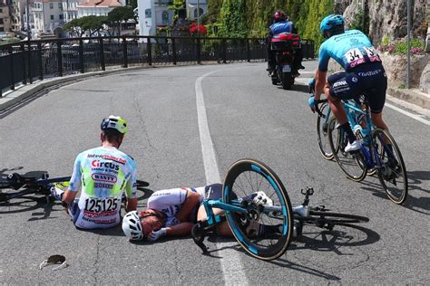 Cavendish Blessé Chute à Nouveau Au Giro Ditalia Mais Termine Létape