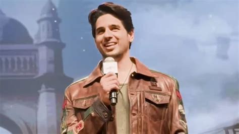 Sidharth Malhotra Caught Blushing As He Calls Kiara His Most Prized