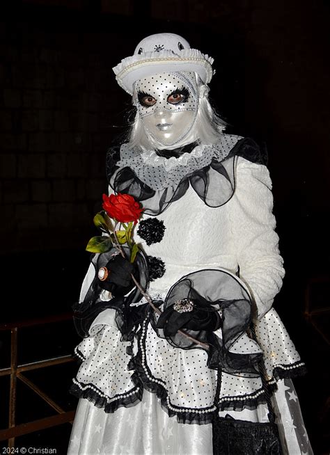 Cinq Costumés posant lors du 27ème carnaval vénitien d Annecy le 23 le